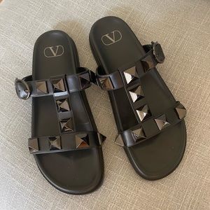 Valentino authentic sandals no box it was thrown out by accident. Bag included